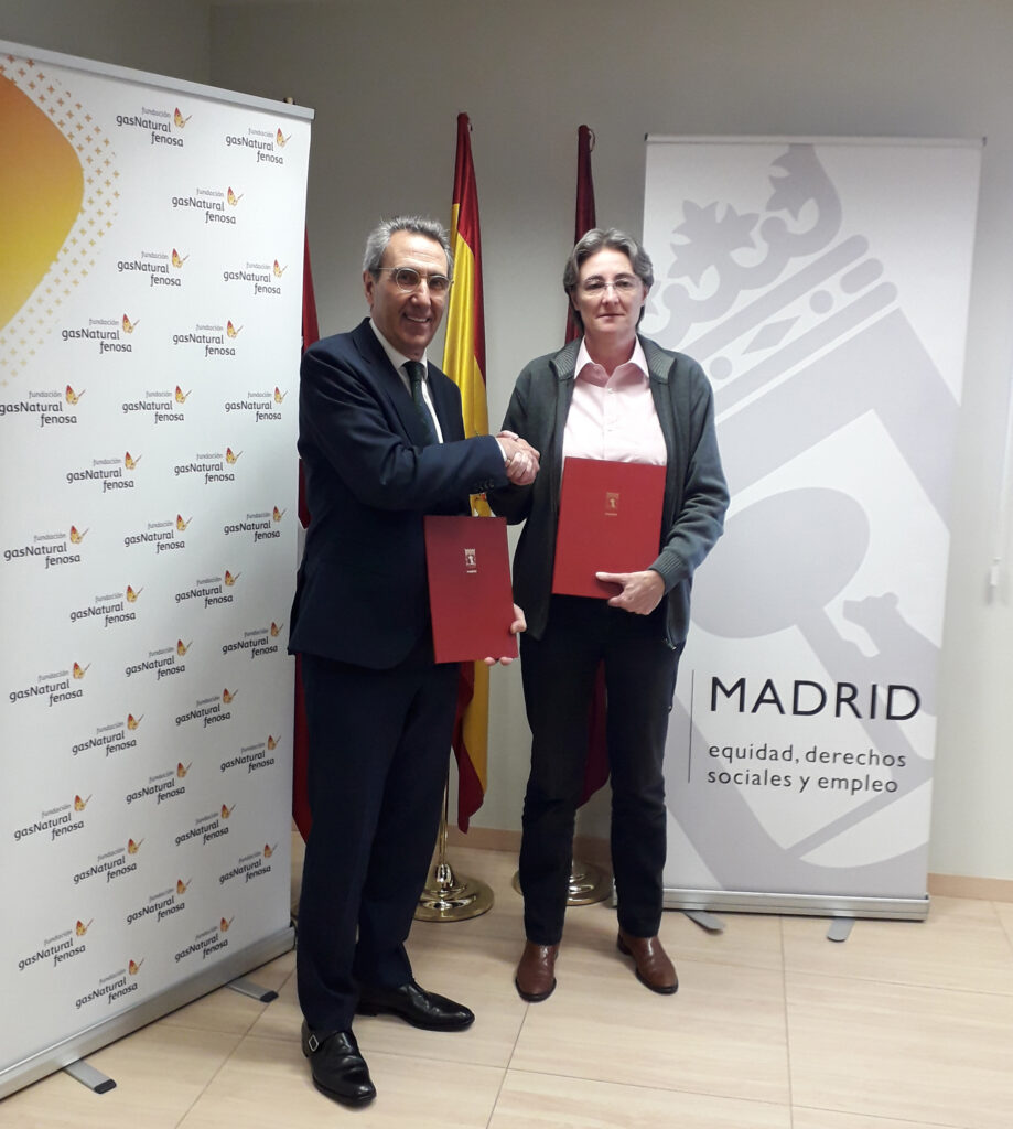 El director de la Fundación GAS NATURAL FENOSA, Martí Solà, y la primera teniente de alcalde del Ayuntamiento de Madrid y concejala del Área de Equidad, Derechos Sociales y Empleo, Marta Higueras.